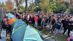 Митингующая оппозиция заблокировала движение по главной улице Кишинева