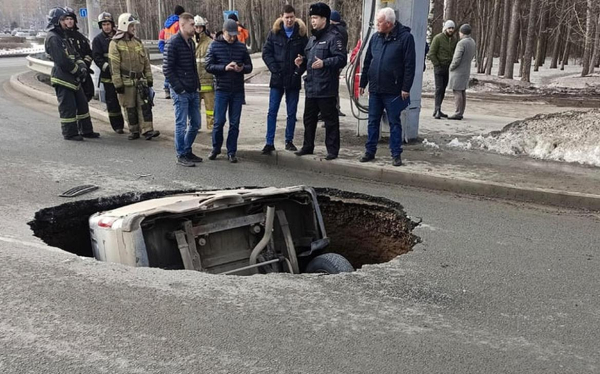 В Перми "Газель" провалилась под асфальт